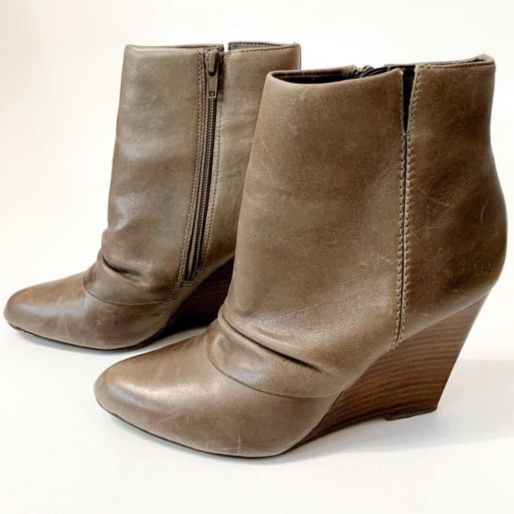 ISO Report Elvis wedge boots size 8